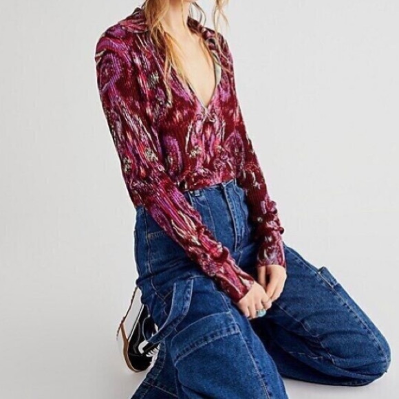Free People Cherie ribbed v neck sweater in wine abstract swirl paisley print - Picture 2 of 8